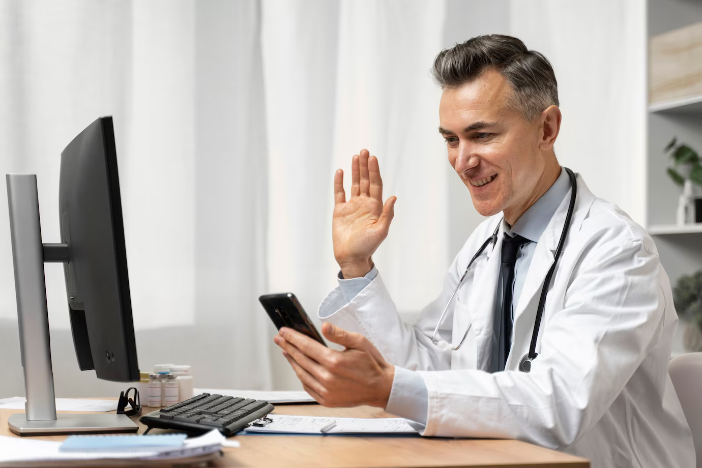 Médico utilizando plataforma de telemedicina